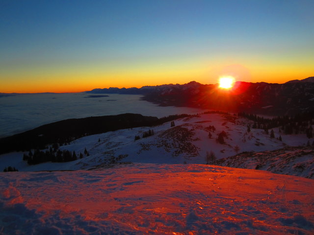 Nebel im Tal von Villach bis weit hinter Klagenfurt, im Tal Minusgrade, Plusgrade am Dobratsch, 14.12.2013, Sonnenaufgang um 07,30 Uhr