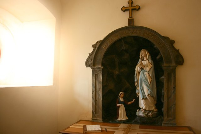 Winterlicht fällt auf den Seitenaltar in der Wallfahrtskirche Maria Bild.