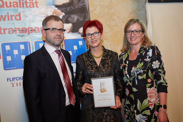 Ursula Eckhard (Mitte) vom Seminarhotel Eckhard, St. Ulrich bei Steyr, mit Thomas Wolfsegger und Elfi Schenkel, beide von „Tagen in Österreich“. | Foto: APA-Fotoservice/Preiss