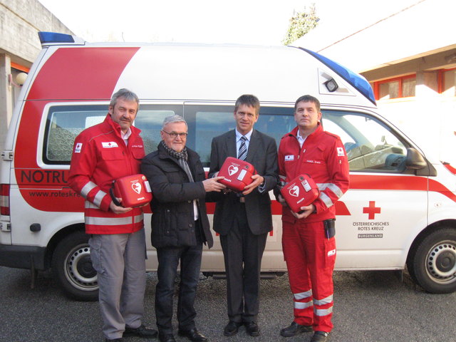 Rettungsdienstleiter Hans Peter Polzer, NR. Ing. Erwin Kaippel, Bezirkstellenleiter Gerald Tallian und Dienstführer Erwin Hanzl (v.l.n.r) mit den drei neuen Geräten