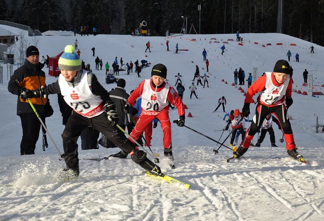 Acht- bis Zehnjährige in den Steigungen, wo am 7. Jänner die Biathlon-Weltklasse läuft.