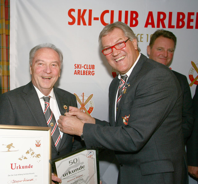 Ex-TVB-Direktor Heinrich Wagner (links) erhält von SCA-Vorstand Mone Tomelitsch das Ehrenzeichen für 50 Jahre SCA und ÖSV.