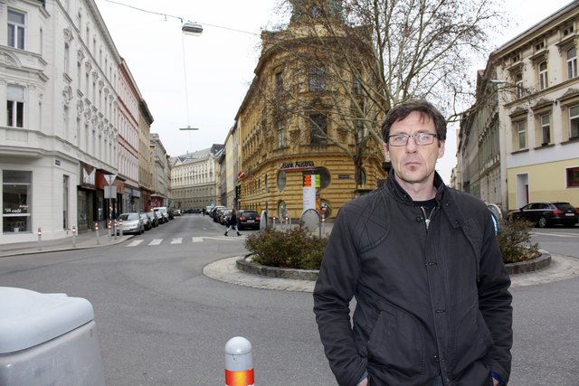 Grünen-Chef Christian Tesar sieht auf dem Sparkassaplatz viel Potenzial für ein neues Grätzelleben.