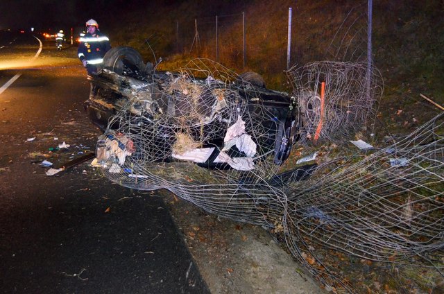 Das eine Unfallauto kam nach der Ausfahrt Mooskirchen auf dem Dach zum Liegen. | Foto: FF Mooskirchen