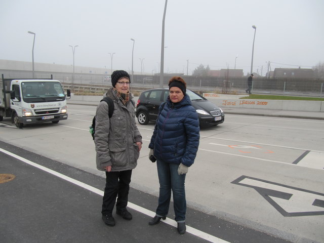 Franziska Hufnagel mit ihrer guten Freundin Waltraud Kreuz vor dem Radstreifen in der Hausfeldstraße.