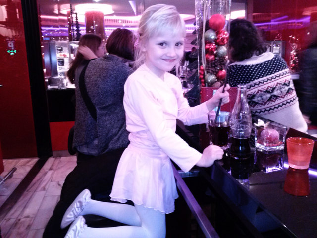 In der Pause des Adventsballetts gab es für Claudia, zum ersten Mal in der Bar des Casinos Velden, eine wohlverdiente Erfrischung!