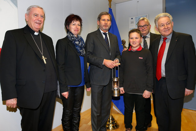 v.l.: Diözesanbischof Ludwig Schwarz, Frau Weixlbaumer (Mutter von Friedenslichtkind), EU-Kommissar Johannes Hahn, Friedenslichtkind Michael Weixlbaumer, Günther Hartl (ORF), Landeshauptmann Josef Pühringer.