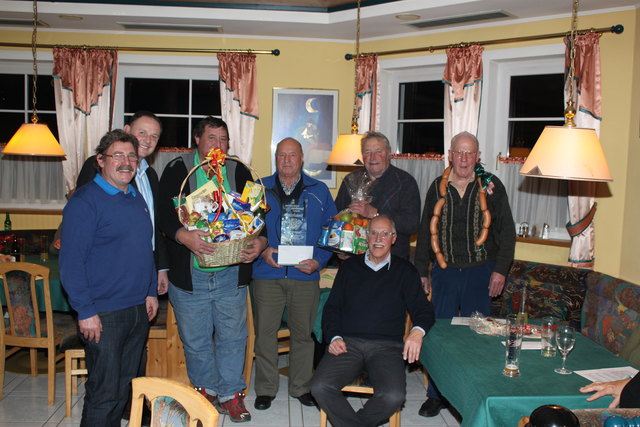 Vizebgm. Walter Gruber, GR Peter Pfeifenberger, Josef Kuwal (2.), Sieger Hans Neureiter, Franz Jessner (3.), Anton Pfeifenberger (Letzter) und Reinhold Walhütter (vorne). | Foto: Pensionistenverband Lungau