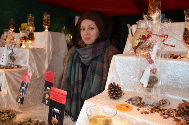 Exotisch: Angela M. verkauft am Adventmarkt auf der Schleifmühlbrücke Teeblumen aus China.