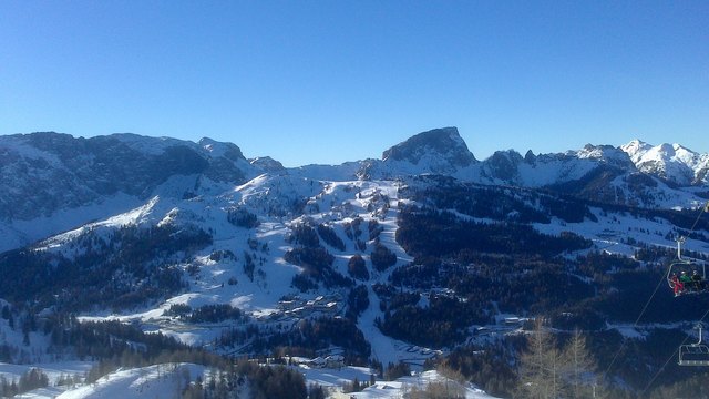 Blick von der Bergstation Gartnerkofel auf die Madritschen (Bergstation des Millenium-Express), Trogkofel (2280 m) und Zweikofel (2059 m)