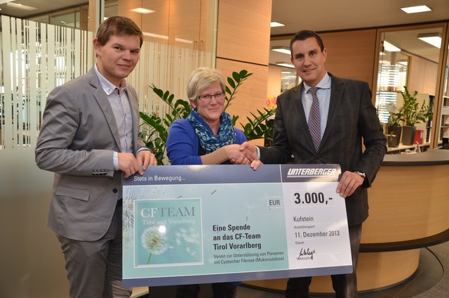 Gerald (r.) und Fritz Unterberger jun. (l.) übergaben an Maria-Theresia Kiederer, Obfrau CF-TEAM Tirol und Vorarlberg, die Spende von 3.000,- Euro. | Foto: ofp.kommunikation