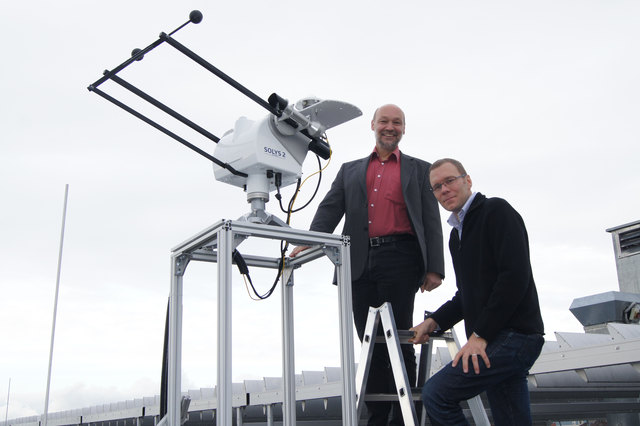 Öko Energietechnik-Studiengangsleiter Peter Zeller (li) und Robert Höller mit der neuen Präzisionsmessstation für Solarstrahlung. | Foto: FH OÖ