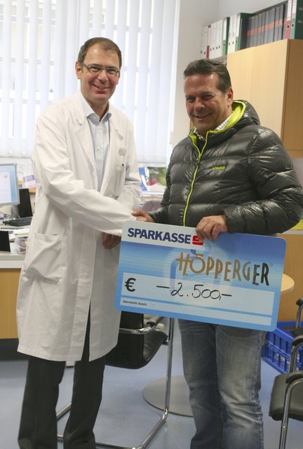 Spendenübergabe: Primar Ewald Wöll (Mitte) mit Firmenchef Harald Höpperger.