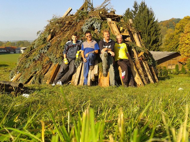 Bei der Vorbereitung des Winter-Sonnwendfeuers, von links: Markus Panholzer, Anton Schoberberger, Roman Reitzinger und Karl Grillenberger. | Foto: Franz Putz