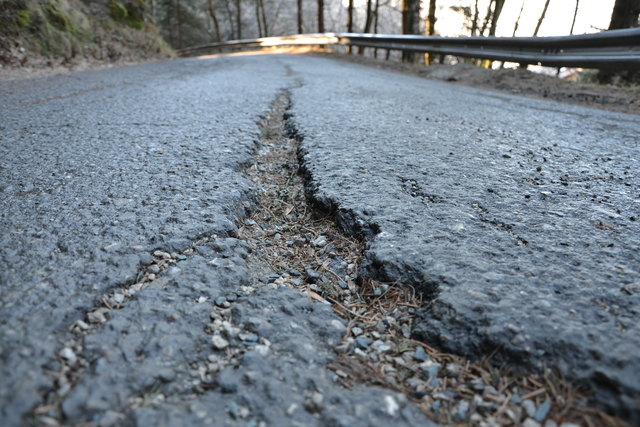 Tiefe Risse säumen die Trenker Straße. 2014 werden diese endlich saniert | Foto: Cernic