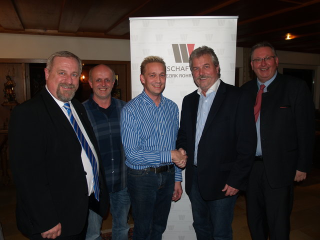 Wirtschaftsbund-Bezirksobmann Herbert Mairhofer gratulierte dem neuen Obmann Johannes
Doneus. Von links: Bürgermeister Franz Lindinger, Stefan Haider, WB-Obmann Johannes Doneus, WB-BO
Herbert Mairhofer, WB-Obmann Manfred Stallinger