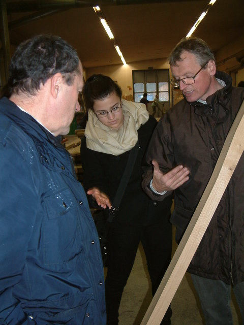 Franz Stockinger erklärt Direktor Prof. Mag. Hopfgartner und der Schülerin Schoyswohl das genaue Spalten der Dauben