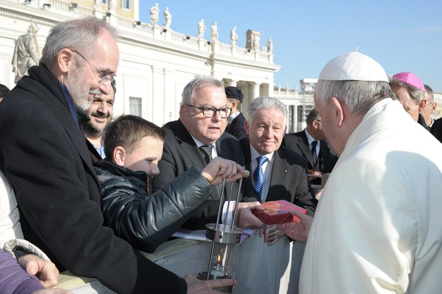 Dr. Alfons Kloss, Michael Weixlbaumer, Günther Hartl und Landeshauptmann Dr. Josef Pühringer mit Papst Franziskus | Foto: Photographic Service, L´Osservatore Romano