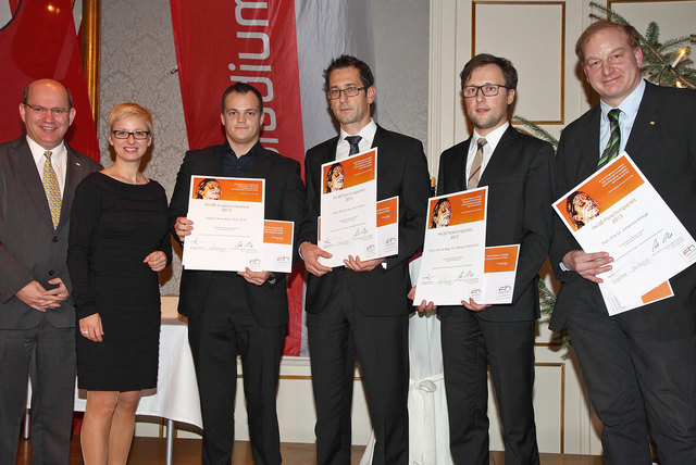 Die erfolgreichen Forscherpreisträger der FH Oberösterreich mit den Gratulanten (v.l.n.r.): Johann Kastner, Landesrätin Doris Hummer, Patrick Brandtner, Aziz Huskic, Clemens Holzmann, Johannes Kriegel. | Foto: Land OÖ/Kauder