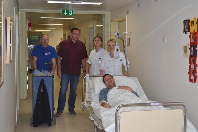 v.l. Auch Krankenhaus-Tischler Christian Buchner sowie der Leiter der Haustechnik Kurt Oberndorfer sorgten gemeinsam mit Stationsleitung DGKS Eva-Maria Ecker und DGKS Brigitte Stöcher für eine reibungslose Übersiedelung der PatientInnen in die neuen Chirurgieräumlichkeiten. | Foto: gespag