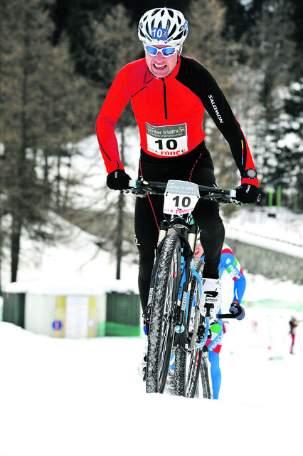 Markus Rothberger auf dem Mountainbike durch den Schnee Italiens. | Foto: Foto: privat
