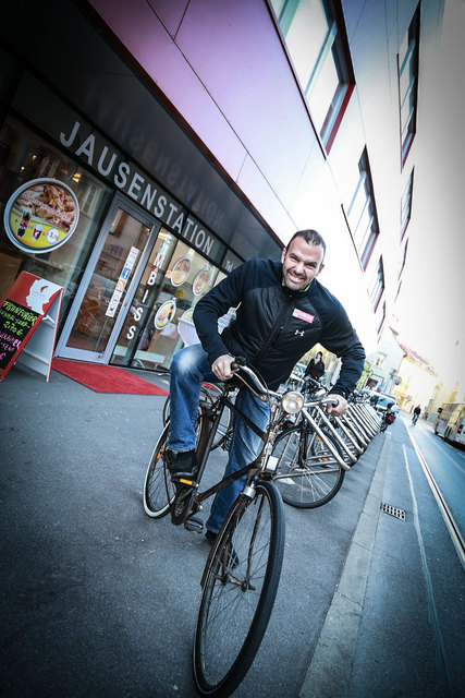 Jo, er ist mit dem Radl do: Das Schmähführen hat „Bomber“ Mario Haas auch in der „Pension“ nicht verlernt. | Foto: Oliver Wolf