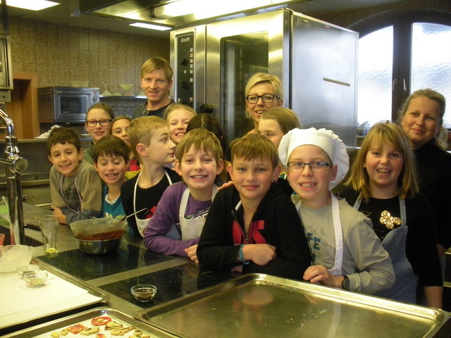 Die Erpfendorfer Volkschulkinder dankten der Familie Unterrainer (Hotel Berghof) für die Einladung zum Keksbacken | Foto: Volksschule Erpfendorf