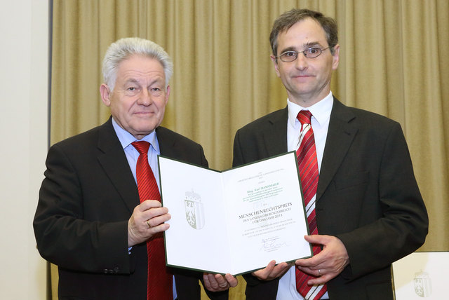 Landeshauptmann Josef Pühringer (li.) zeichnete Karl Ramsmaier aus.