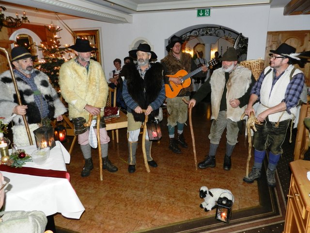 Die originellen Kelchsauer Anklöpfler verbreiteten mit ihren Liedern und dem Tiroler Hirtenspiel am Lärchenhof für vorweihnachtliche Stimmung