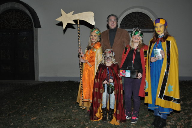 Seebodner Sternsinger: Daniela Miklautsch (13), Begleiter Gerhard Tschernutter, Lisa Miklautsch (12), Sarah Auer (14) und Cora Kumnig (13) | Foto: Gfrerer