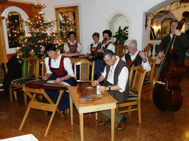 Die Kalkstein Stubenmusik (Bild), die Münichauer Sängerinnen, die Ofenbankeimusig, die Erpfendorfer Weisenbläser und die Kelchsauer Anklöpfler verbreiteten am Lärchenhof Adventstimmung