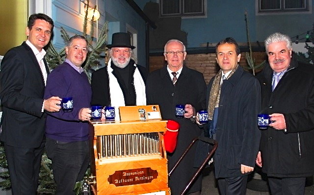 Vizebürgermeister Peter Lehner, KommR Helmut Platzer, „Rudi“ Pilsbacher auf der Drehorgel, Bürgermeister Dr. Peter Koits, WK Obmann Josef Resch, WK Leiter Manfred Spiesberger (von links nach rechts)