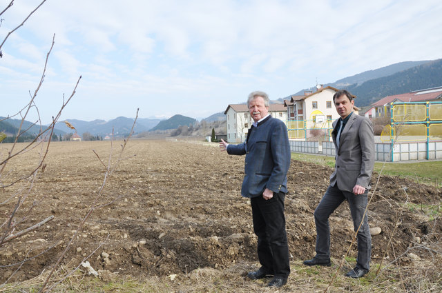 Bürgermeister Manfred Mitterdorfer und Amtsleiter Hubert Madrian: Hier sollen neue Flächen für Wohnhäuser entstehen