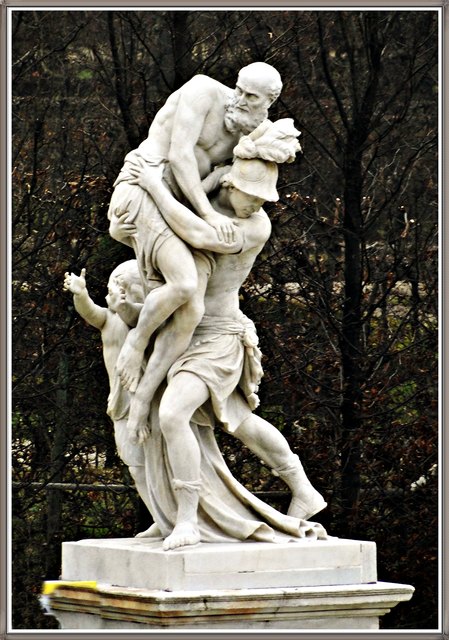 Aeneas trägt seinen gelähmten Vater Anchises dessen Linke die Hausgötter umfasst, An seiner Seite sein Sohn Iulus, der später zum Stammvater der Iulier werden sollte