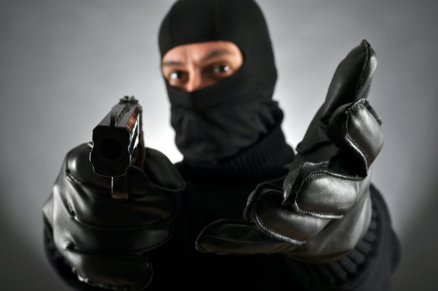 Symbolfoto: Mit einer Pistole bewaffnet überfielen zwei Männer ein Wettlokal in Stattersdorf. | Foto: Dan Race/Fotolia