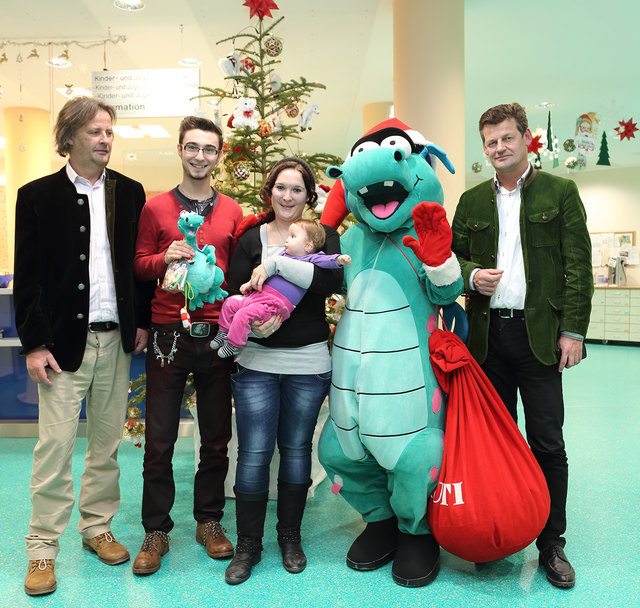 EGR Günther Scheider, die kleine Melina Sterner mit Mutti Theresia & Onkel Mario, Nauti und Bürgermeister Christian Scheider