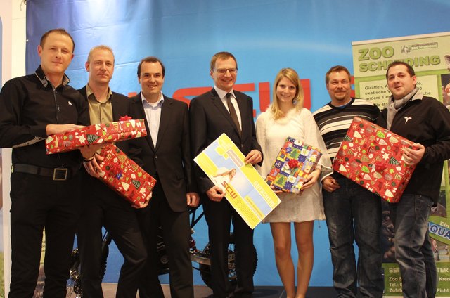 Klement Petzner (SCW), Florian Neumann (Müller), DDr. Andreas Artmann (ZOO SCHMIDING), OÖ Familienbund-Landesobmann Herr LAbg. Mag. Thomas Stelzer, Lisa Bell (SCW-Christkind), Vertreter der Firma E-Mobility aus Bad Schallerbach (von links nach rechts)