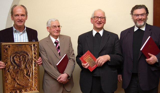Bürgermeister Herbert Brunsteiner, Franz Satzinger, Franz Leitner und Stadtpfarrer Helmut Kritzinger (v.l.). | Foto: Stadtamt