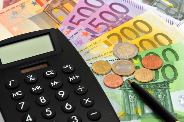 Rechtzeitig vor dem Jahreswechsel haben die Gemeinden ihre Budgetvoranschläge für das Jahr 2014 eingereicht. Der Aufwärtstrend des Vorjahres hat sich fortgesetzt. Im Bezirk Wels-Land können nur noch Aichkirchen, Bachmanning, Buchkirchen, Pennewang, Offenhausen und Sipbachzell ihr Budget nicht ausgeglichen gestalten. "Buchkirchen hat aber sehr vorsichtig geplant. Es könnte durchaus sein, dass 2014 die Bilanz positiv ausfällt", meint Heinz Wintersberger, Leiter der Gemeindeaufsicht der Bezirkshauptmannschaft  | Foto: Foto:BildPix.de/Fotolia