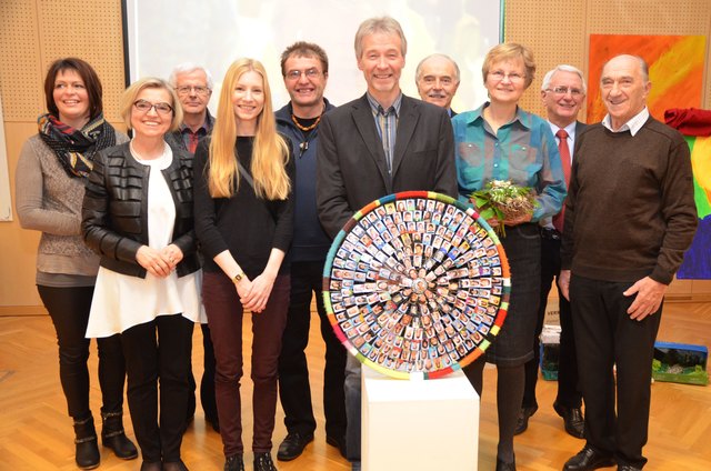 Ein Fest für Wolfgang Haidin, der auf ein erfülltes Lehrerleben zurückblicken kann! Mit dem verdienten Pädagogen der Mittelschule Seitenstetten-Biberbach feierten u.a.v.l.: Elternvereinsobfrau Silvia Kalkhofer, die Oberschulräte Herta Leitner und Roland Eder, Tochter Diana Haidin, Xaver Lahmer, Bürgermeister Karl Latschenberger, Heidemarie Haidin, Bürgermeister Franz Deinhofer und Oberschulrat Karl Lammerhuber.