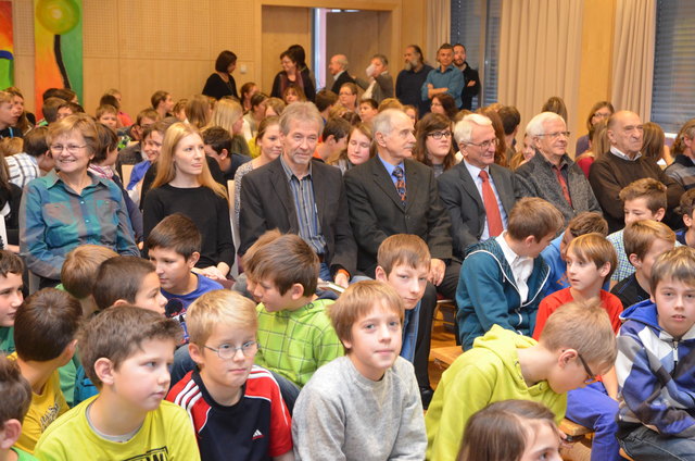 Ehrengäste und Schüler