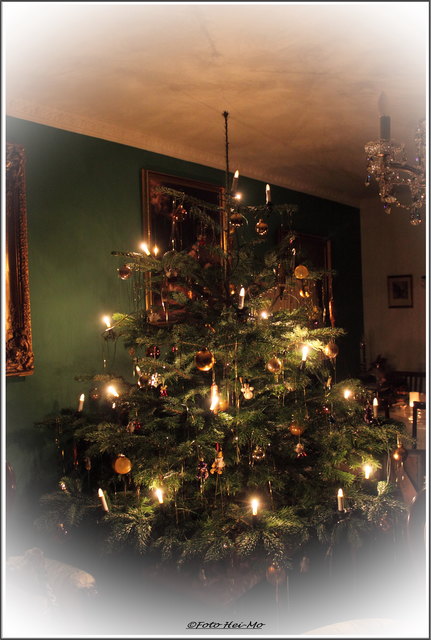 Da meine Mutter darauf besteht, Weihnachten bei ihr zu feiern, steht natürlich auch der Christbaum dort..;)
