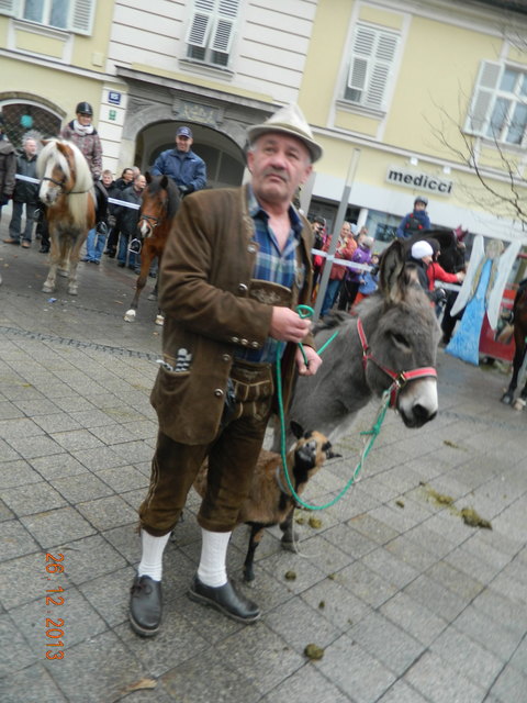 Die Attraktion bei der heurigen Pferdeweihe ein Mann mit einem Esel und Ziege.