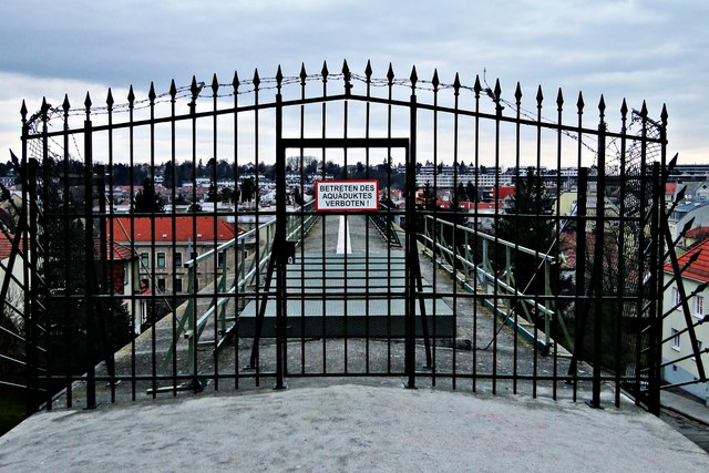 Durchgang verboten, ein Blick über das Aquäduckt von der Ketzergasse zur Breitenfurterstraße Richtung Mauer
