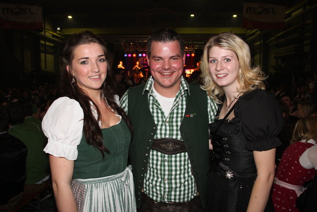 Beim Stefani-Ball in Seekirchen begrüßten Sandra Kühleitner und Georg Schmidhuber auch Landjugend-Landesleiterin Elisabeth Huber.