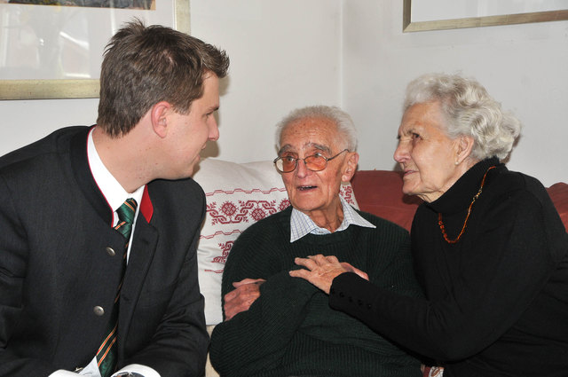 Foto von 2012 beim 95. Geburtstag von Prof. Schwarz mit Bgm. Härting und Gattin Maria. | Foto: MGT/Dietrich