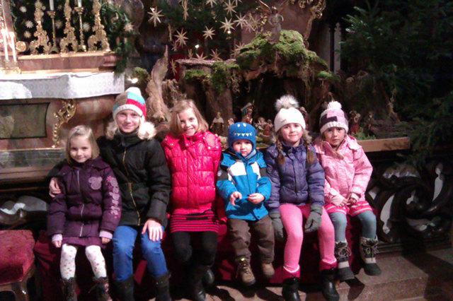 Helene, Antonia, Hanna, Matteo, Stella und Lea vor der "Wurzelkrippe" in der Pfarrkirche Bramberg