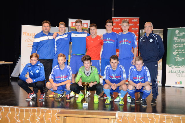 Walter Pongracz (li. stehend) holte mit seiner Juniors U16 einen Heimsieg.