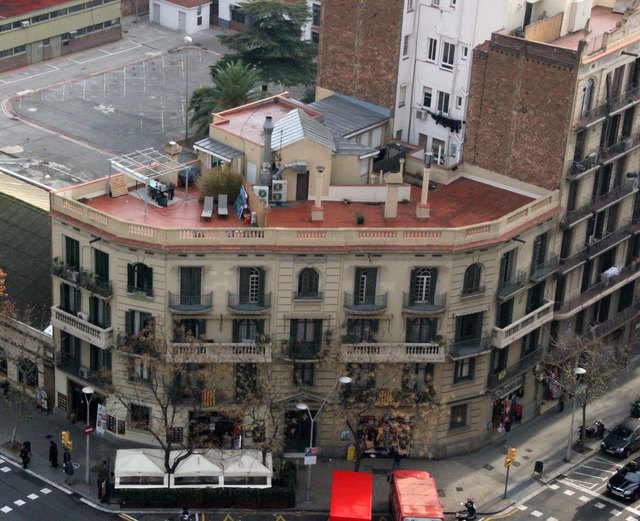 ... steht an der Ecke der Placa Gaudi an der Westseite der Sagrada Familia.