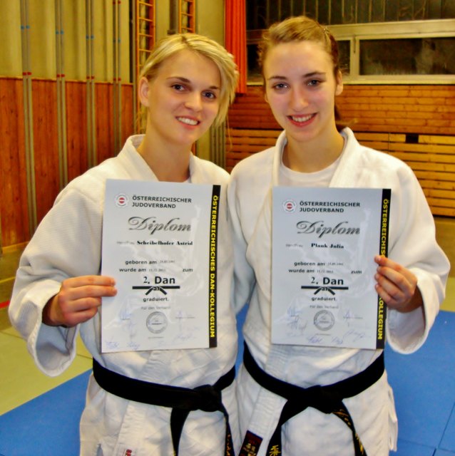 Astrid Scheiblhofer (l.) und Julia Plank schafften den 2. Dan.